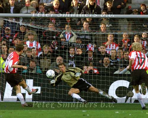 Eindhoven, 29 Oktober 2000
Kompetitie seizoen 2000/20001
PSV-AJAX, eindstand 1-1
Fred Grim stopt bijna de ingeschoten penalty van Arnold Bruggink