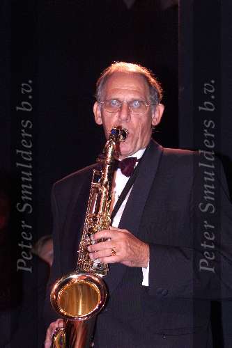 Den Haag 1 oktober 2000
Pia Beck 60 jaar in het vak .
Hans Dijkstal met saxofoon