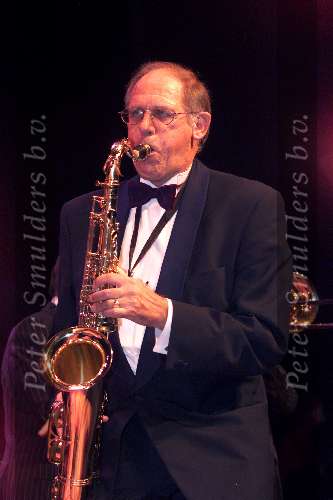Den Haag 1 oktober 2000
Pia Beck 60 jaar in het vak .
Hans Dijkstal met saxofoon