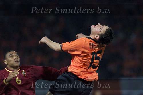 Rotterdam 11 oktober 2000
Nederland - Portugal 0-2
Jan Vennegoor of Hesselink in duel met Vidigal
