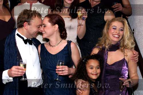 Rotterdam 12 oktober 2000
Premiere There\'s no business like show business.
Antje Monteiro met haar dochtertje en Jon van Eerd en Ineke van Klinken