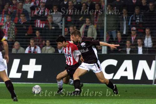 Eindhoven 14 oktober 2000
PSV-NEC 0-0
Kezman in duel met Pieter Collen