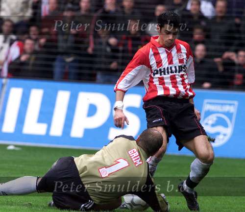 Eindhoven, 29 Oktober 2000
Kompetitie seizoen 2000/20001
PSV-AJAX, eindstand 1-1
Kezman met Fred Grim