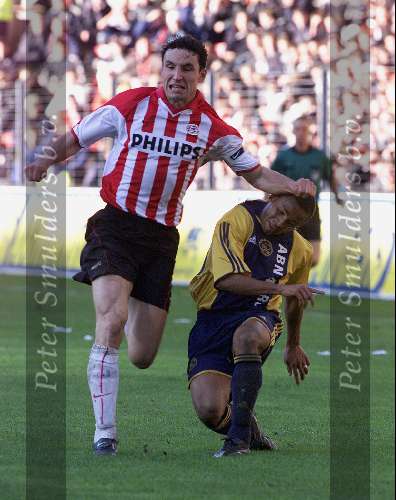 Eindhoven, 29 Oktober 2000
Kompetitie seizoen 2000/20001
PSV-AJAX, eindstand 1-1
Mark v Bommel haar trekken