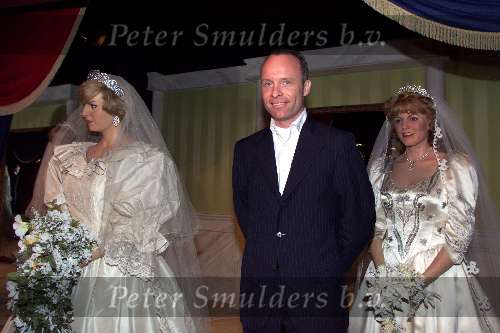 Amsterdam 5 oktober 2000
Trouwjurken van Prinses Diana , Sarah Ferguson en ptinses Sophie bij madame Tussaud.