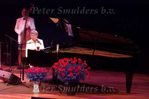 Den Haag 1 oktober 2000
Pia Beck 60 jaar in het vak .
Achter de vleugel
