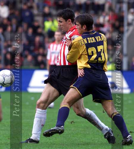Eindhoven, 29 Oktober 2000
Kompetitie seizoen 2000/20001
PSV-AJAX, eindstand 1-1
Mark v Bommel in duel met Rafael v d Vaart