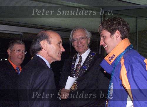 Eindhoven 3 oktober 2000
Huldiging Eindhovense olympische medaillewinnaars
PIETER V D HOOGENBAND met de commissaris van de koningin Frank Houben en Rein Welschen