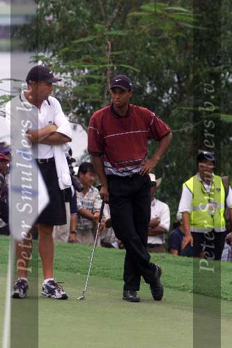Kuala Lumpur 21 november 1999
Mines Resort golf
WK Golf voor landenteams USA eerste Spanje tweede
TIGER WOODS met caddy   Golfen