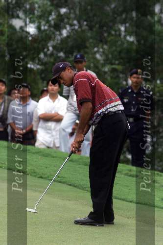 Kuala Lumpur 21 november 1999
Mines Resort golf
WK Golf voor landenteams USA eerste Spanje tweede
TIGER WOODS  putten  Golfen