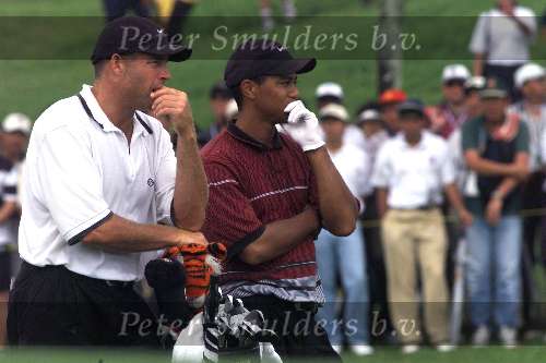Kuala Lumpur 21 november 1999
Mines Resort golf
WK Golf voor landenteams USA eerste Spanje tweede
TIGER WOODS met zijn caddy   Golfen