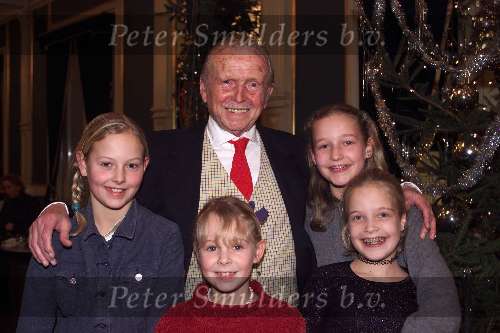 Amsterdam 17 december 1999
Premiere kerstcircus in Carre.
Toon Hermans met zijn kleinkinderen bij het circus.