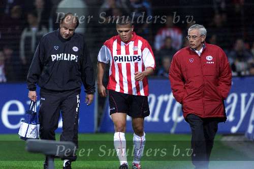 Eindhoven 14 oktober 2000
PSV-NEC 0-0
Wilfred Bouma geblesseerd. links Mart v d Heuvel rechts Tjarda Weber
