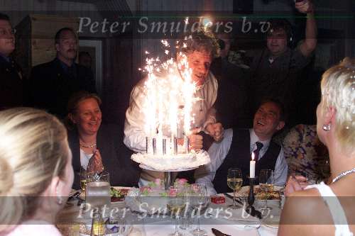 Blaricum 23 oktober 2000
COby Bos en Millionaire Stefan Kerkhofs trouwen.
Willibrord Frequin brengt taart.