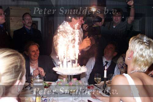 Blaricum 23 oktober 2000
COby Bos en Millionaire Stefan Kerkhofs trouwen.
Willibrord Frequin brengt taart.
