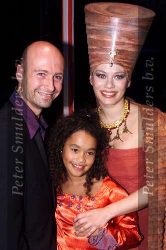 SCHEVENINGEN 21 OKTOBER 2001
PREMIERE van AIDA in het circustheater.
Antje Monteiro met man en dochter