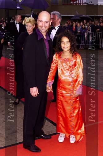 SCHEVENINGEN 21 oktober 2001
Premiere Aida in het circustheater.
Antje Monteiro haar man en dochter