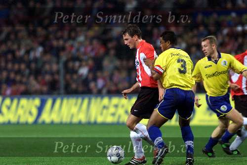 Eindhoven 27 oktober 2001
PSV-RKC 2-0
Arnold Bruggink in duel met Nascimento