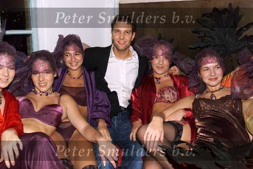 AMSTERDAM 22 OKTOBER 2001
Nacht van de Lingerie in Panama.
Bas Muijs tussen modellen in lingerie