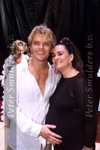 SCHEVENINGEN 21 OKTOBER 2001
PREMIERE van AIDA in het circustheater.
Bastiaan Ragas met zijn zwangere vrouw Mandy Huydts