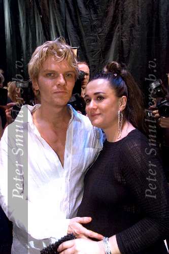 SCHEVENINGEN 21 OKTOBER 2001
PREMIERE van AIDA in het circustheater.
Bastiaan Ragas met zijn zwangere vrouw Mandy Huydts