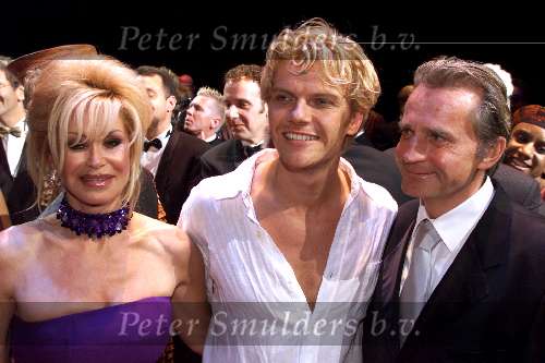 SCHEVENINGEN 21 OKTOBER 2001
PREMIERE van AIDA in het circustheater.
Connie Breukhoven, Hans Breukhoven en Bastiaan Ragas