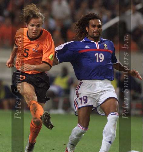Amsterdam 21 Juni 2000
Europees Kampioenschap Voetbal 2000
Nederland-Frankrijk
Boudewijn Zenden in duel met Christian Karembeu