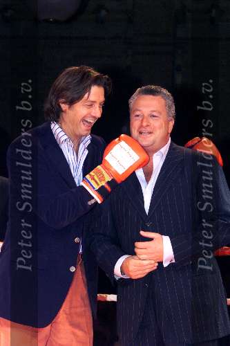 AMSTERDAM 1 OKTOBER 2001
ESQUIRE Best geklede man van Nederland verkiezing in de beurs van Berlage.
Winnaar Bram Moszkowicz en Rick Engelkes