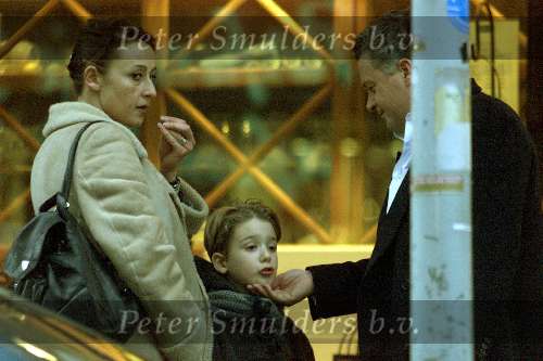 Amsterdam 20 november 2000
Bram Moszkowicz met vrouw en zoontje op de PC Hooftstraat.