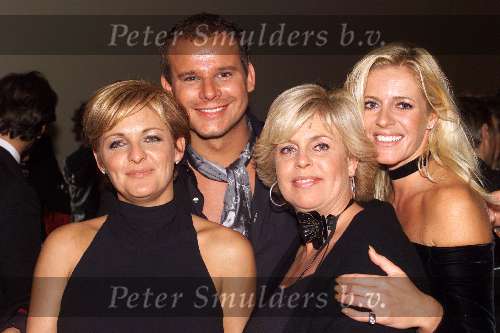 AMSTERDAM 12 OKTOBER 2001
UITREIKING VAN DE TELEVIZIERRING IN THE HEINEKEN MUSIC HALL. 
Caroline Tensen met haar vriendin Claudia en Leco Zadelhoff