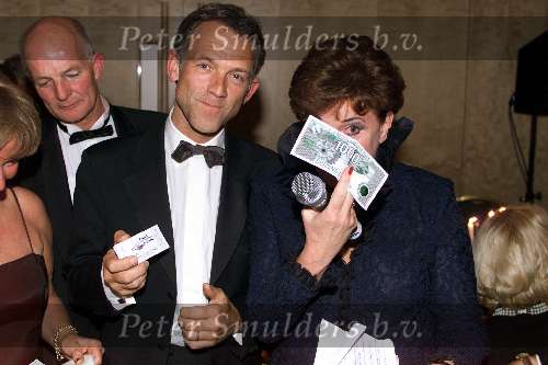 AMSTERDAM 29 OKTOBER 2001
 Parel v Nederland gala
Jaap Jongbloed en Catherine Keyl met een briefje van Duizend Gulden