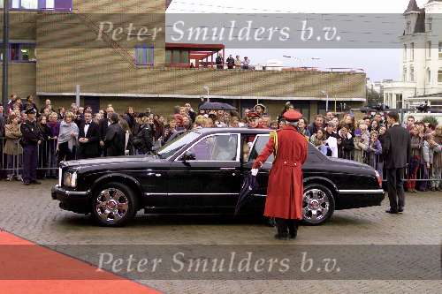 SCHEVENINGEN 21 oktober 2001
Premiere Aida in het circustheater.
Connie Breukhoven met familie in Bentley