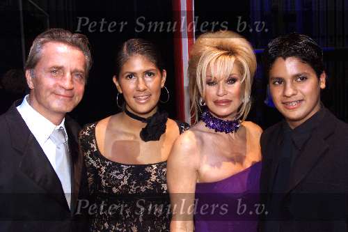 SCHEVENINGEN 21 OKTOBER 2001

PREMIERE van AIDA in het circustheater.
 Connie Breukhoven met gezin

Peter Smulders bv