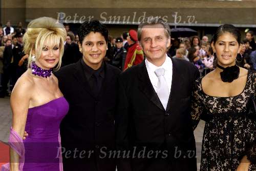 SCHEVENINGEN 21 oktober 2001
Premiere Aida in het circustheater.
Connie Breukhoven en Hans Breukhoven met familie in Bentley