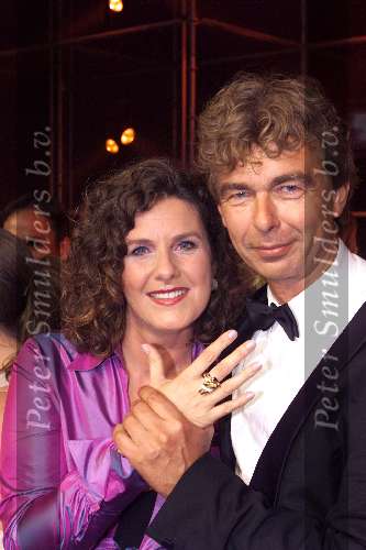AMSTERDAM 12 OKTOBER 2001
UITREIKING VAN DE TELEVIZIERRING IN THE HEINEKEN MUSIC HALL. 
Karin de Groot en Derk  Bolt