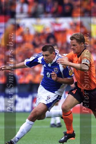 Rotterdam, 25 juni 2000   Euro 2000
Europees Kampioenschap voetbal 2000
Nederland-Joegoslavie
Frank de boer contra Savo Milosevic