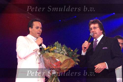 Rotterdam 18 oktober 2001
Frans Bauer in AHOY.
Frans en Lee Towers met gouden plaat