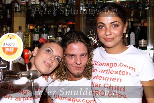 AMSTERDAM 11 OKTOBER 2001
Diner voor War Child in restaurant de Ondeugd.
Tygo Gernandt, Georgina Verbaan en Tamara Brinkman