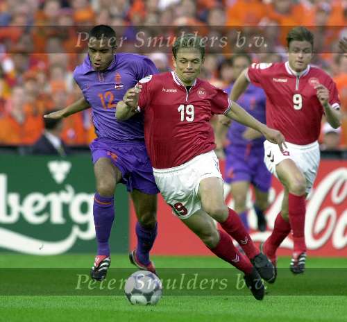 Rotterdam, 16 juni 2000   Euro 2000
Europees Kampioenschap voetbal 2000
Nederland-Denemarken
Morten Bisgaard in duel met Giovanni v Bronckhorst