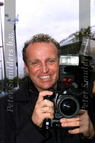 Amsterdam 1 oktober 2001
Premiere Discovery of Heaven in Pathe Arena.  
Gordon als fotograaf met fototoestel