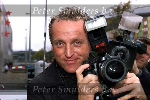Amsterdam 1 oktober 2001
Premiere Discovery of Heaven in Pathe Arena.  
Gordon als fotograaf met fototoestel