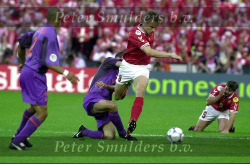 Rotterdam, 16 juni 2000   Euro 2000
Europees Kampioenschap voetbal 2000
Nederland-Denemarken
Phillip Cocu contra Jesper Gronkjaer