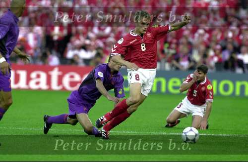 Rotterdam, 16 juni 2000   Euro 2000
Europees Kampioenschap voetbal 2000
Nederland-Denemarken
Phillip Cocu contra Jesper Gronkjaer