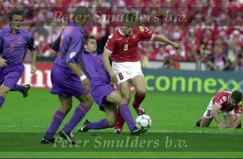 Rotterdam, 16 juni 2000   Euro 2000
Europees Kampioenschap voetbal 2000
Nederland-Denemarken
Phillip Cocu contra Jesper Gronkjaer