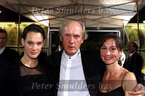 AMSTERDAM 1 OKTOBER 2001
Premiere Discovery of heaven in de pathe Arena
Herman v Veen met vrouw en dochter