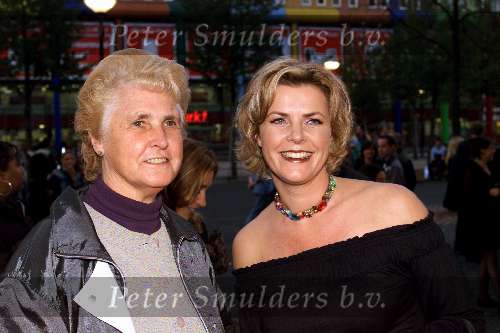 AMSTERDAM 12 OKTOBER 2001
UITREIKING VAN DE TELEVIZIERRING IN THE HEINEKEN MUSIC HALL. 
Irene Moors met moeder