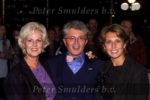AMSTERDAM 25 OKTOBER 2001
Premiere van de musical GRACE
Jacques d Ancona met moeder en vrouw Danny de Munck