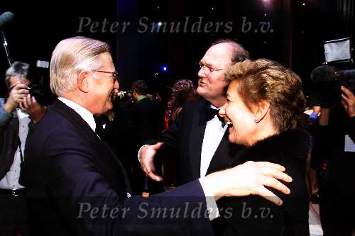 SCHEVENINGEN 21 OKTOBER 2001
PREMIERE van AIDA in het circustheater.
Pieter v Vollenhoven en Joop v d Ende  en Janine v d Ende