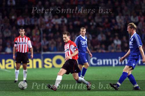 Eindhoven 20 oktober 2001
PSV-de Graafschap
Johann Vogel in duel met Peter v Vossen