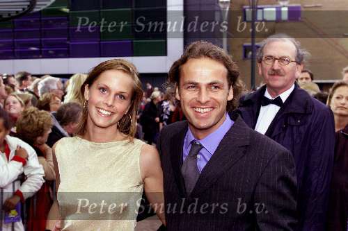 Scheveningen 21 Oktober 2001 Premiere Aida in het circustheater
John Ewbank met vriendin
Achtergrond Wil Dekkers fotograaf De Telegraaf